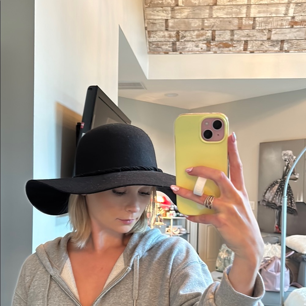 Black Wide-Brimmed Hat